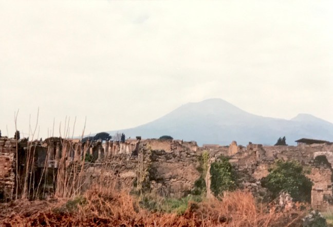 travel90s_pompeii-vesuvius